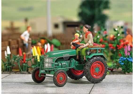 Busch 40071 Traktor Kramer K11 Bäuerin mit Kind | Bild 2