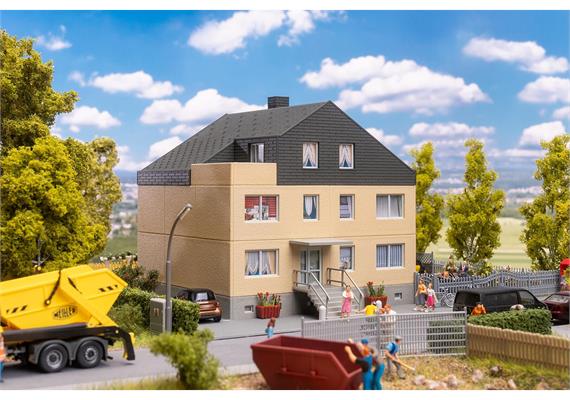 Faller 130755 Mehrfamilienhaus - H0 (1:87) | Bild 1