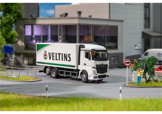 Faller 161439 LKW MB Actros Streamspace Kofferaufbau Veltins Gettränke (HERPA) - H0 (1:87) | Bild 2