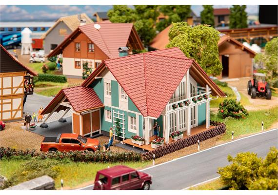 Faller 191815 Wohnhaus mit Carport - H0 (1:87) | Bild 1
