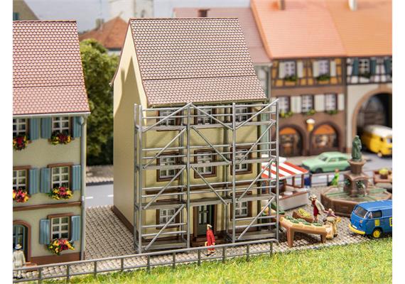 Faller 232175 Altstadthaus mit Gerüst - N (1:160) | Bild 1
