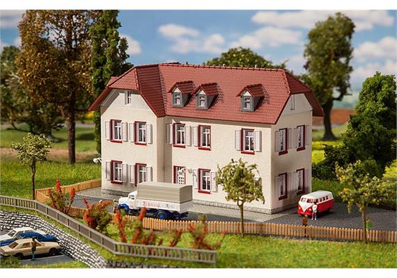 Faller 232216 zweistöckiges Winkelhaus N | Bild 1
