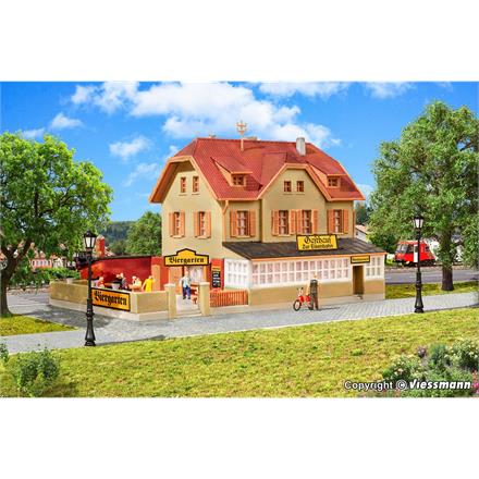 Kibri 37114 Gasthaus zur Eisenbahn mit Biergarten - N (1:160)