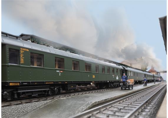 Märklin 42514 Schnellzugwagen-Set zur Dampflok BR 19.0 "Sachsenstolz", 4-teilig - H0 | Bild 2