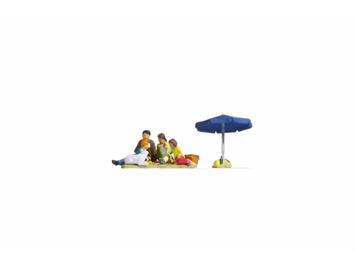 Noch 15599 Familie beim Picknick - H0 (1:87)