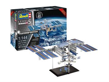 Revell 05651 Geschenkset 25. Jahrestag – ISS Platinum Edition - Massstab 1:144