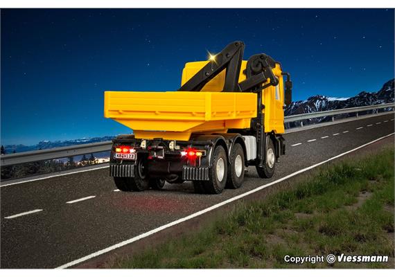 Viessmann 8023 MB ACTROS 3-achs Zugmaschine mit Ladekran und Rundumleuchten - H0 (1:87) | Bild 4