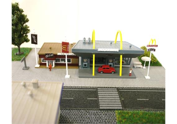Vollmer Mc Donalds mit Mc Cafe und Tankstelle/Waschanlage - Ferigmodell 30 x 30 cm N | Bild 2