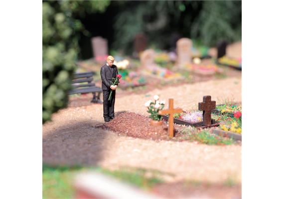 Busch 79933 Action Set: Besuch am Grab - H0 (1:87) | Bild 1