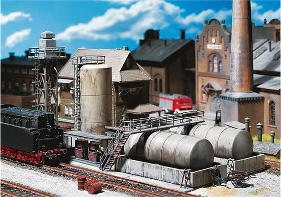 Faller 120157 Öllager mit Dieseltankstelle und Ölkran, H0 | Bild 1