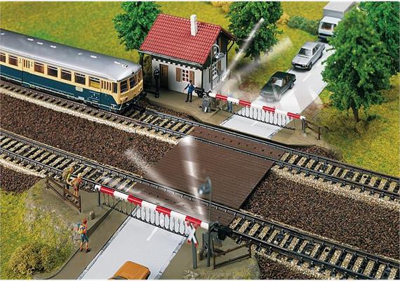 Faller 120174 elektrischer Bahnübergang mit Schrankenwärterhaus - H0 (1:87) | Bild 1