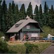 Faller 130010 Jubiläumsmodell Schwarzwaldhaus mit Figur - H0 (1:87) | Bild 1