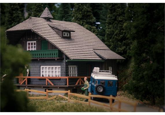 Faller 130010 Jubiläumsmodell Schwarzwaldhaus mit Figur - H0 (1:87) | Bild 3