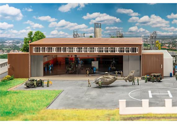 Faller 144111 Hangar mit Hubschrauber - H0 1:87 | Bild 1