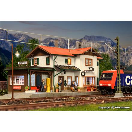 Kibri 39496 Bahnhof Maienfeld inklusive Hausbeleuchtungs- Startset - H0 (1:87)