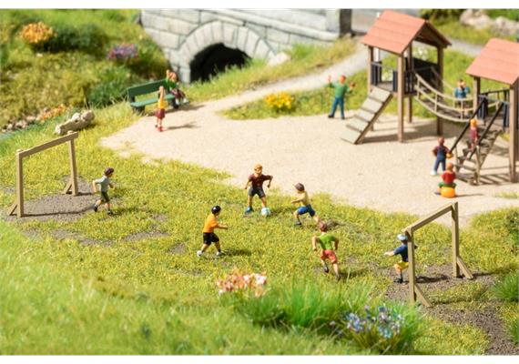 NOCH 15817 Kinder auf dem Bolzplatz, H0 1:87 | Bild 2
