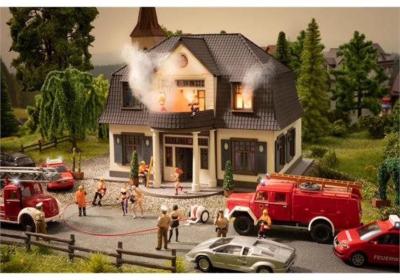 Noch 66507 Brennendes Freudenhaus mit micro-sound und Lichteffekte - H0 1:87 | Bild 1