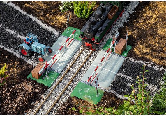 POLA 330870 Bahnschranke mit Antrieb - Spur G