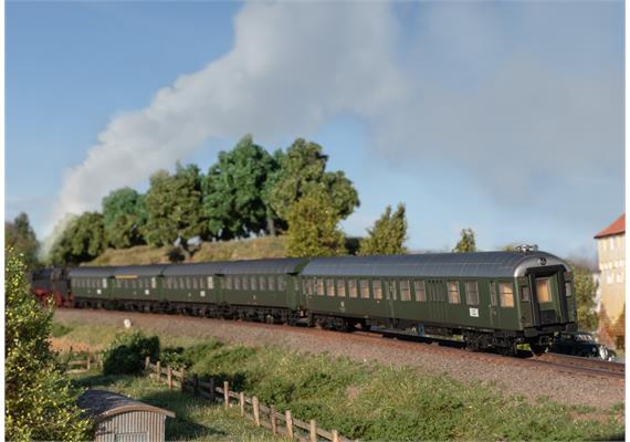 TRIX 23389 Zwei 3-achsige Umbauwagen-Paare und ein Steuerwagen der DB - H0 (1:87) | Bild 2