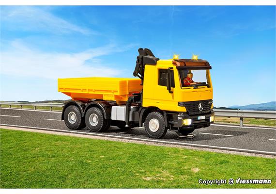 Viessmann 8023 MB ACTROS 3-achs Zugmaschine mit Ladekran und Rundumleuchten - H0 (1:87) | Bild 2