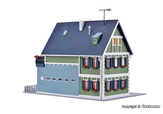 Vollmer 43616 Reisebüro mit Inneneinrichtung und Beleuchtung, Funktionsbausatz, H0 | Bild 4