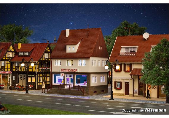 Vollmer 43870 Erotikshop mit Inneneinrichtung und LED-Beleuchtung - H0 (1:87) | Bild 1