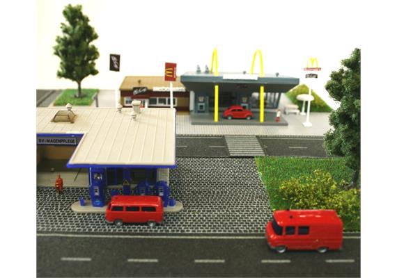 Vollmer Mc Donalds mit Mc Cafe und Tankstelle/Waschanlage - Ferigmodell 30 x 30 cm N | Bild 3