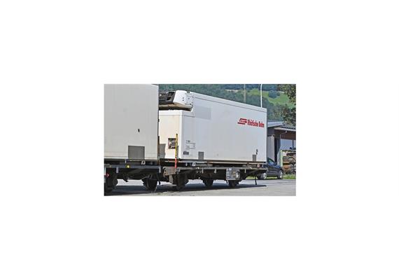Bemo 2269 161 RhB Lb-v 7864 Tragwagen mit Kühlcontainer Y 11601 - H0m | Bild 1