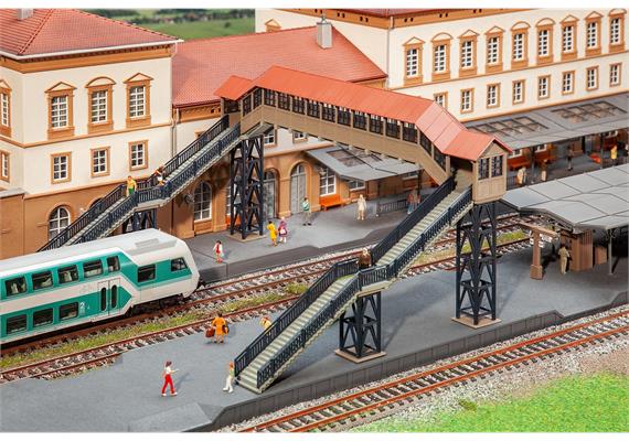 Faller 120109 Fussgängerbrücke mit Überdachung - H0 (1:87) | Bild 1