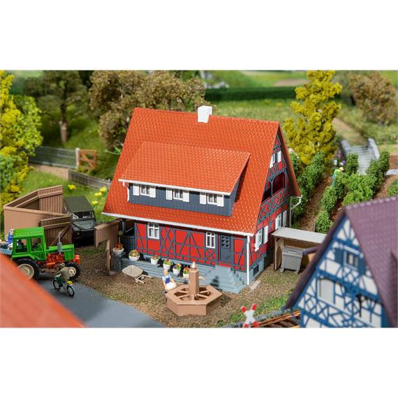 Faller 130587 Fachwerkhaus mit Brunnen - H0 (1:87)