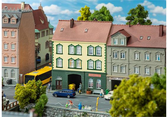 Faller 130628 Stadthaus mit Modellbaugeschäft - H0 (1:87) | Bild 1