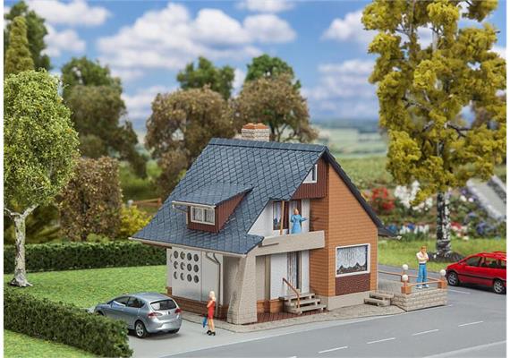 Faller 131504 Wohnhaus mit Balkon, H0 1:87 | Bild 1