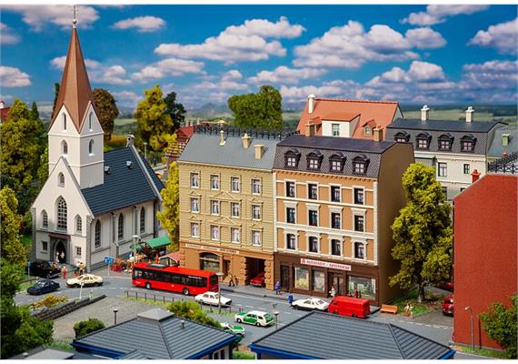 Faller 232384 Stadthäuser mit Apotheke und Delikatessenhandel | Bild 1