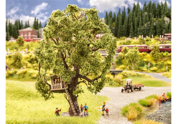 Noch 21765 Baum mit Baumhaus, 15 cm hoch - H0 (1:87) | Bild 1