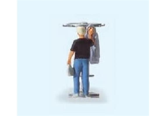 Preiser 28142 Mann, Jacke aufhängend HO