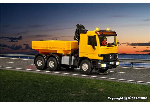 Viessmann 8023 MB ACTROS 3-achs Zugmaschine mit Ladekran und Rundumleuchten - H0 (1:87) | Bild 3