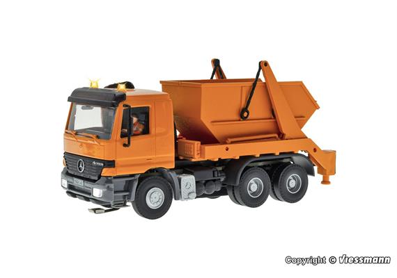 Viessmann 8040 MB ACTROS 3-achs Absetzkipper mit Rundum- leuchten, kommunalorange - H0 | Bild 1