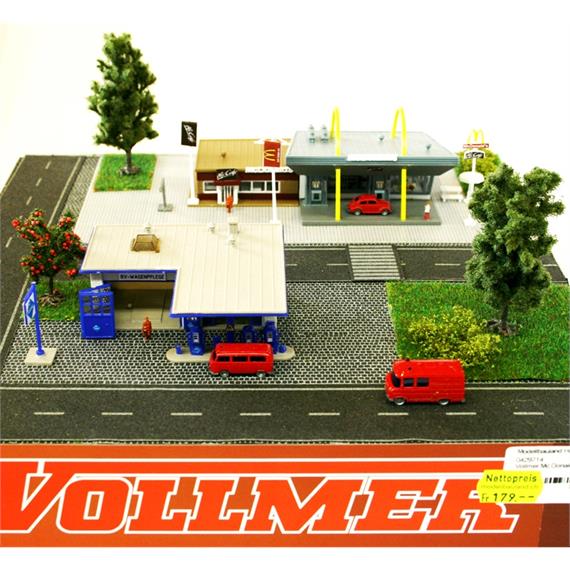 Vollmer Mc Donalds mit Mc Cafe und Tankstelle/Waschanlage - Ferigmodell 30 x 30 cm N