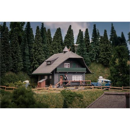 Faller 130010 Jubiläumsmodell Schwarzwaldhaus mit Figur - H0 (1:87)