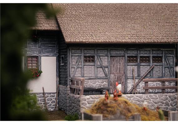 Faller 130013 Jubiläumsmodell Schwarzwaldhof mit 2 Figuren - H0 (1:87) | Bild 2
