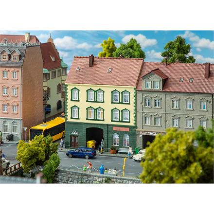 Faller 130628 Stadthaus mit Modellbaugeschäft - H0 (1:87)