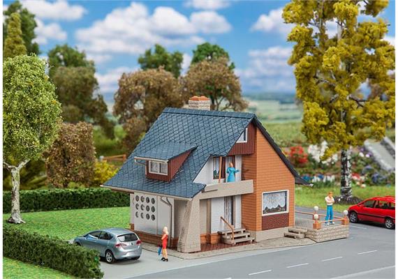 Faller 131359 Hobby Haus mit Balkon HO | Bild 1