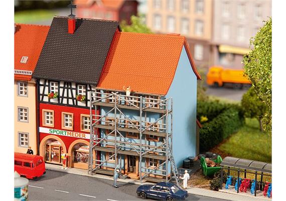 Faller 232331 Stadthaus mit Malergerüst N | Bild 1
