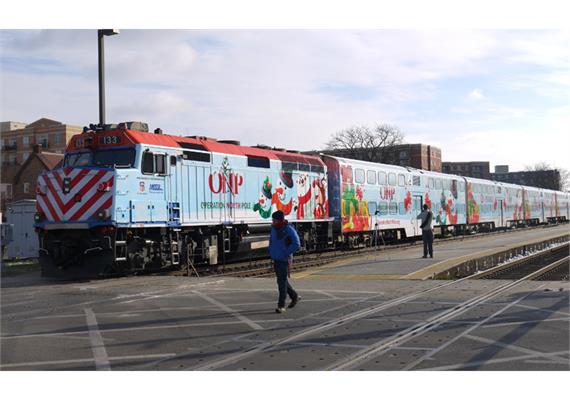 Kato 106-2016 Operation North Pole Christmas Train mit F40PH (Grundset) N | Bild 4