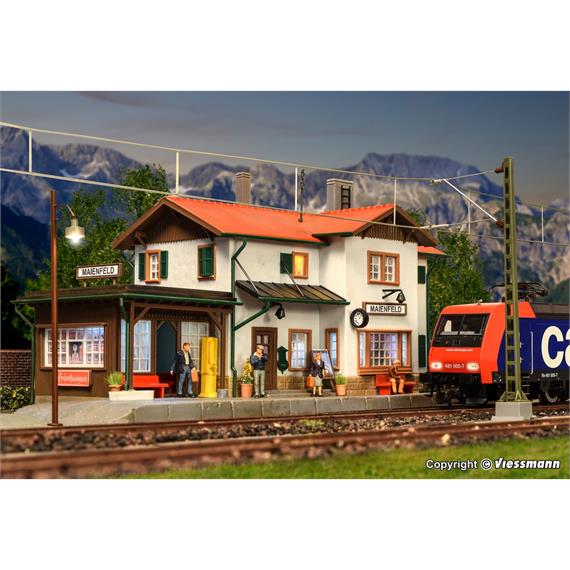 Kibri 39496 Bahnhof Maienfeld inkl. Hausbeleuchtungs- Startset - H0 (1:87)