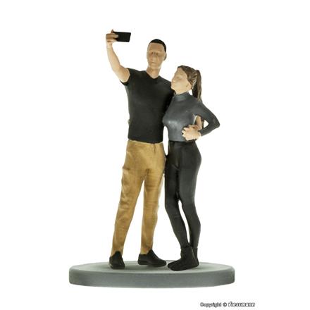 Viessmann 1559 Paar schiesst Selfie und Blitzlicht - H0 (1:87)