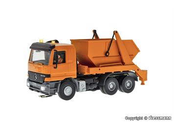 Viessmann 8040 MB ACTROS 3-achs Absetzkipper mit Rundum- leuchten, kommunalorange - H0